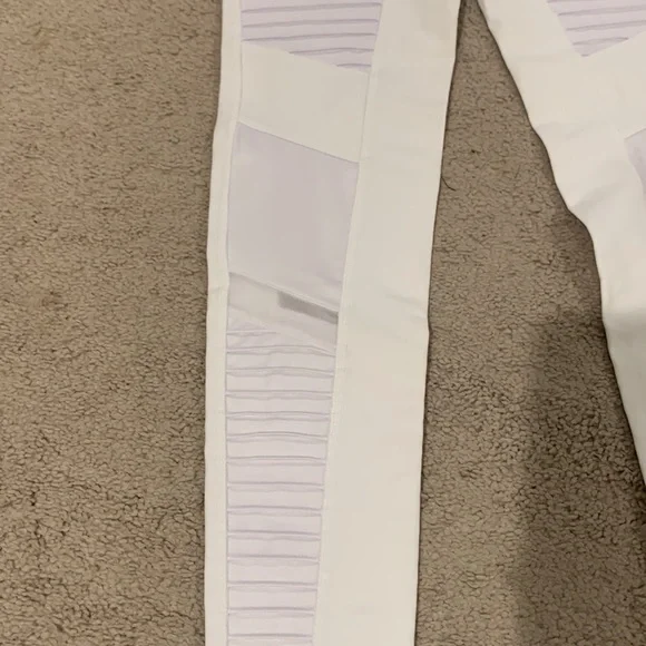 Alo high waisted moto leggings NWT - Picture 4 of 5